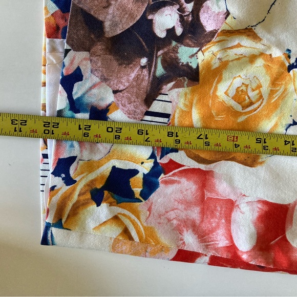 Karen Millen White Floral Pencil Skirt, size 10 gorgeous fabric and lined - Picture 8 of 10